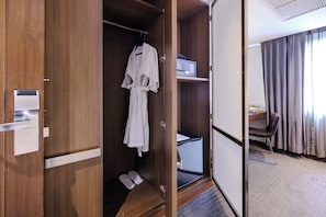 Minibar, in-room safe, desk, iron/ironing board - S33 Compact Hotel (Bangkok)