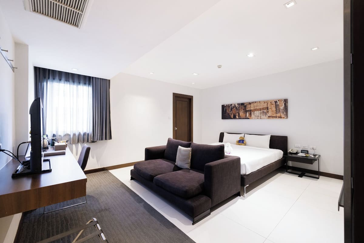 ميني بار وخزنة داخل الغرفة ومكتب ومكواة/لوح كي