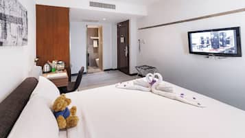 Minibar, caja fuerte, escritorio y tabla de planchar con plancha