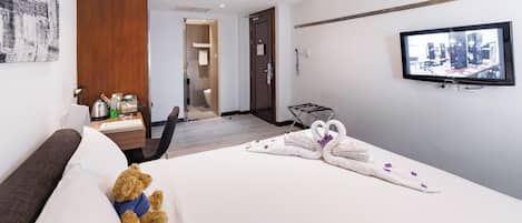 Minibar, két bảo mật tại phòng, bàn, bàn ủi/dụng cụ ủi quần áo