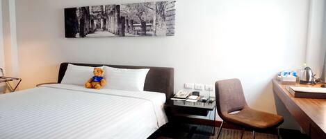 Een minibar, een kluis op de kamer, een bureau