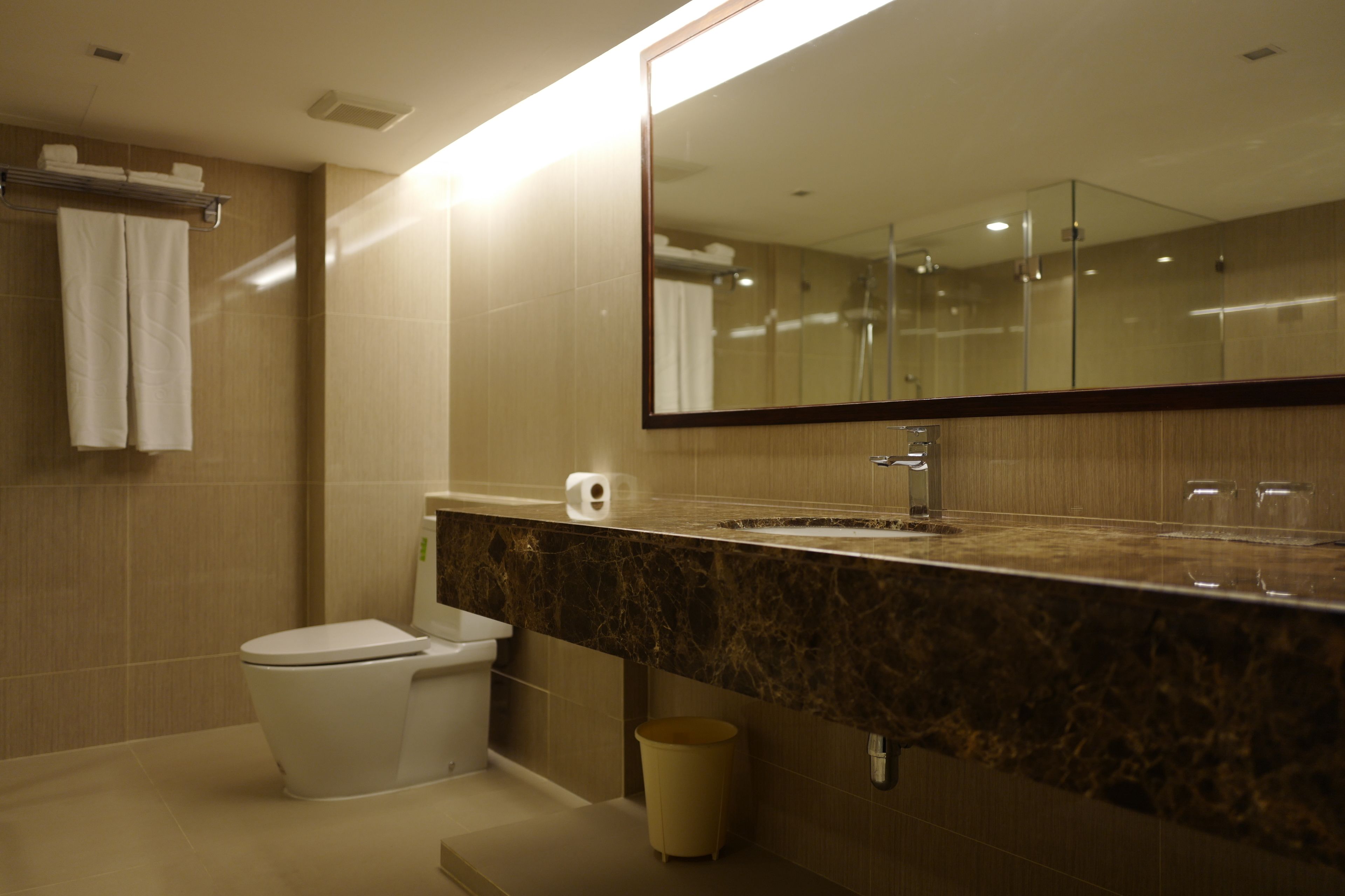 xl single suite with jacuzzi | bathroom | shower, rainfall showerhead, free toiletries, hair dryer