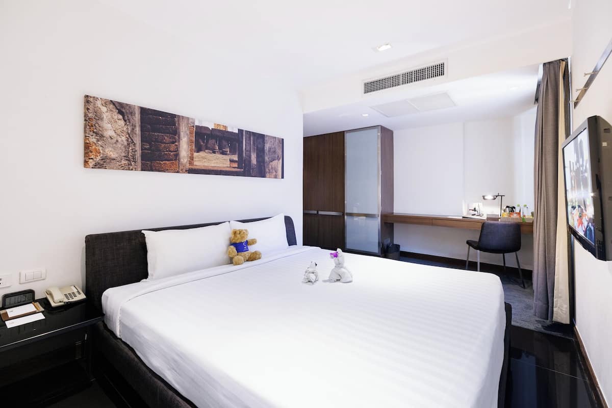 ميني بار وخزنة داخل الغرفة ومكتب ومكواة/لوح كي