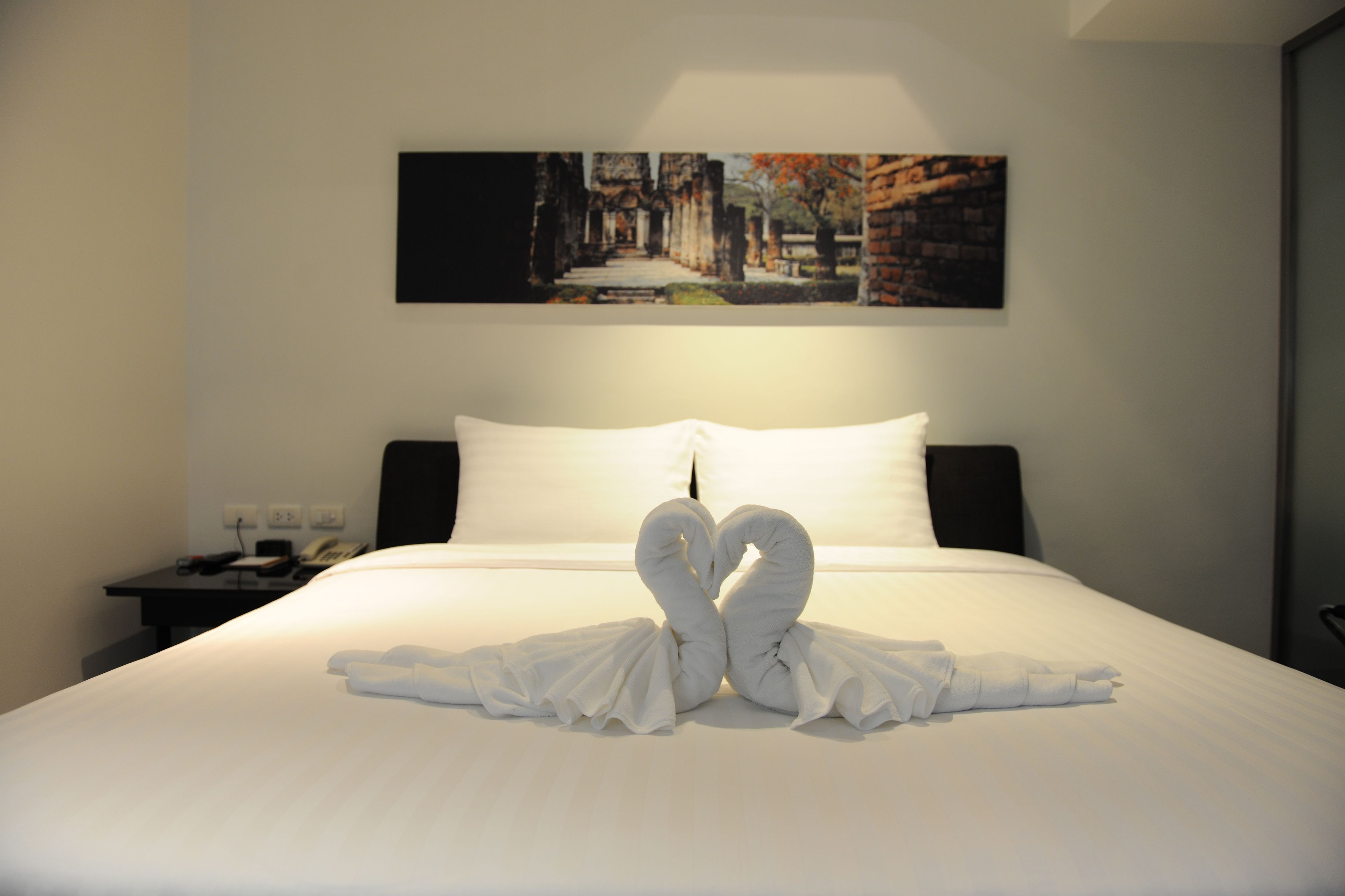 Minibar, caja de seguridad en la habitación y escritorio 