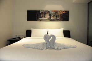 迷你吧、客房内保险箱、办公桌、熨斗/熨板