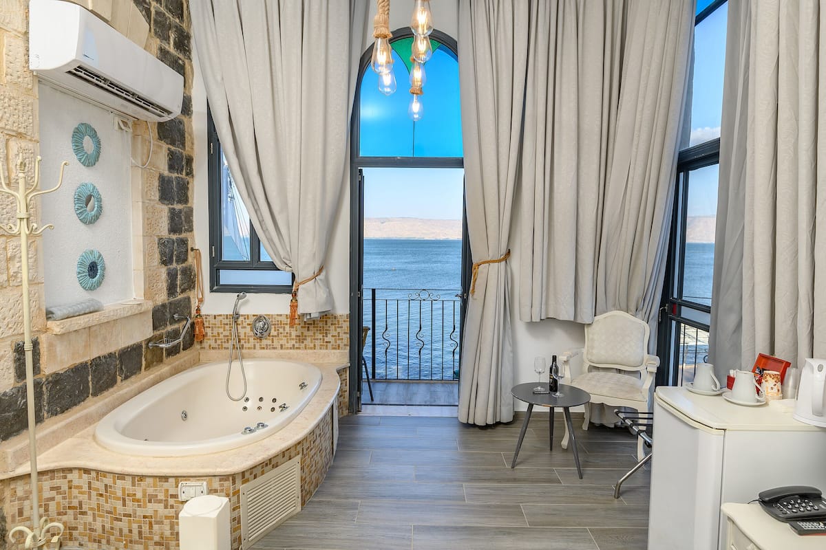 balcony suite, lake view  | jetted bathtub