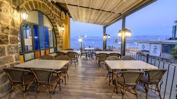 Breakfast and dinner served, beach views
