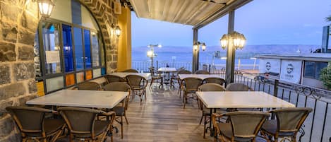 Se sirven desayunos y cenas; con vista a la playa