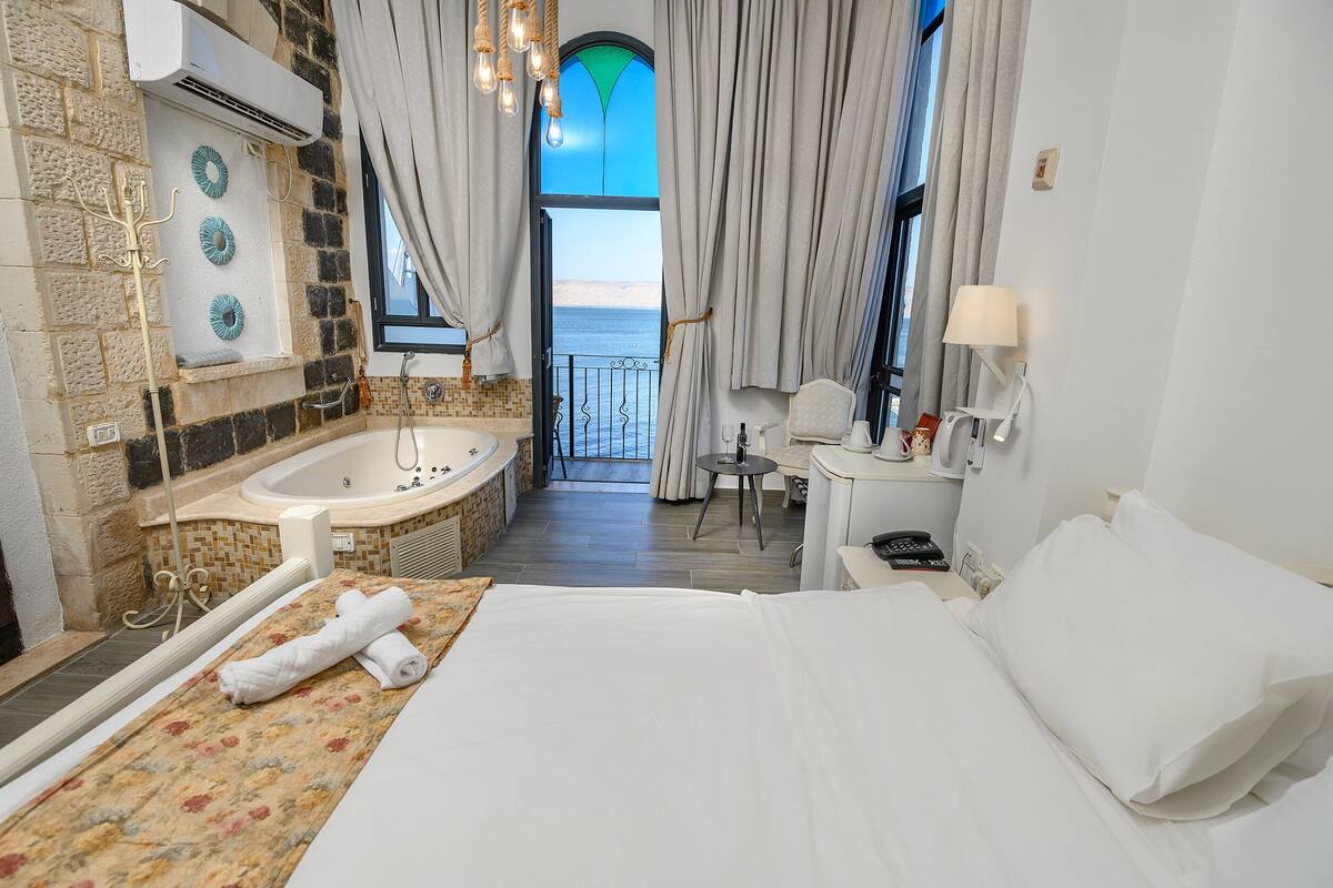 balcony suite, lake view  | 1 bedroom, minibar, in-room safe, desk