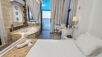 Balcony Suite, Lake View | 1 Schlafzimmer, Minibar, Zimmersafe, Schreibtisch