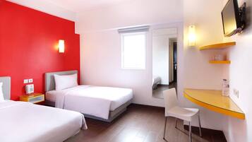 Brankas, meja kerja, Wi-Fi gratis, dan seprai linen