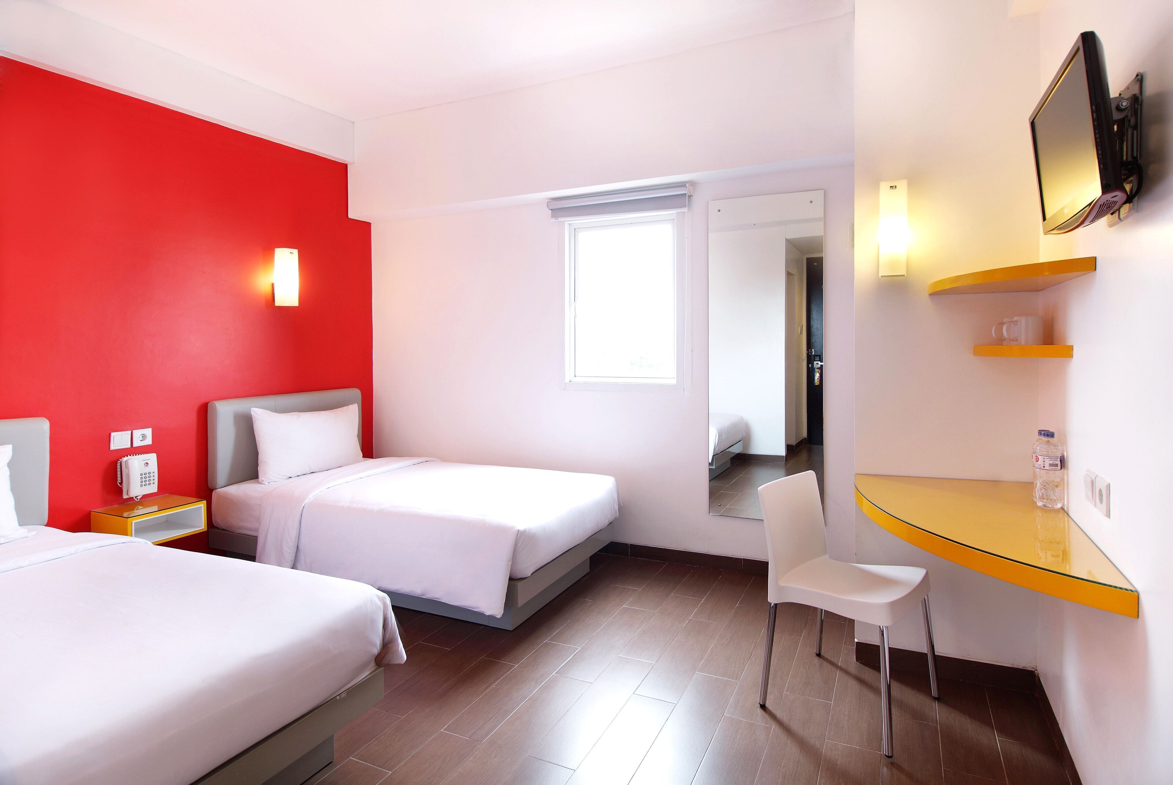 Caja de seguridad en la habitación, escritorio y insonorización 