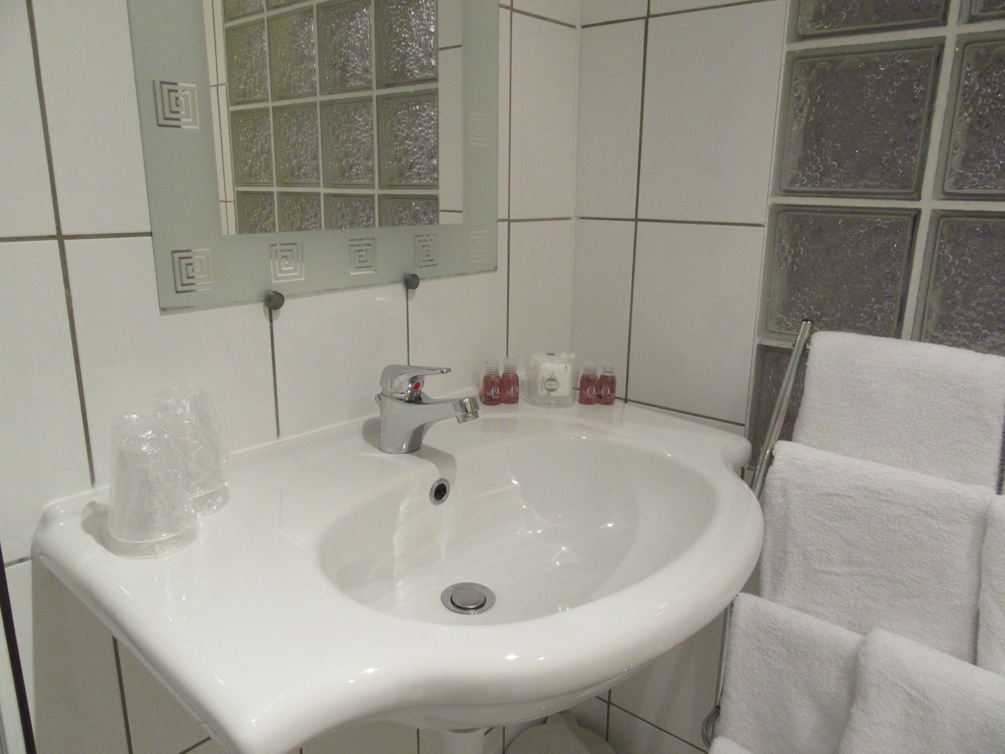 quadruple room | bathroom | free toiletries, towels