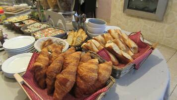 Dagelijks continentaal ontbijt (EUR 9 per persoon)