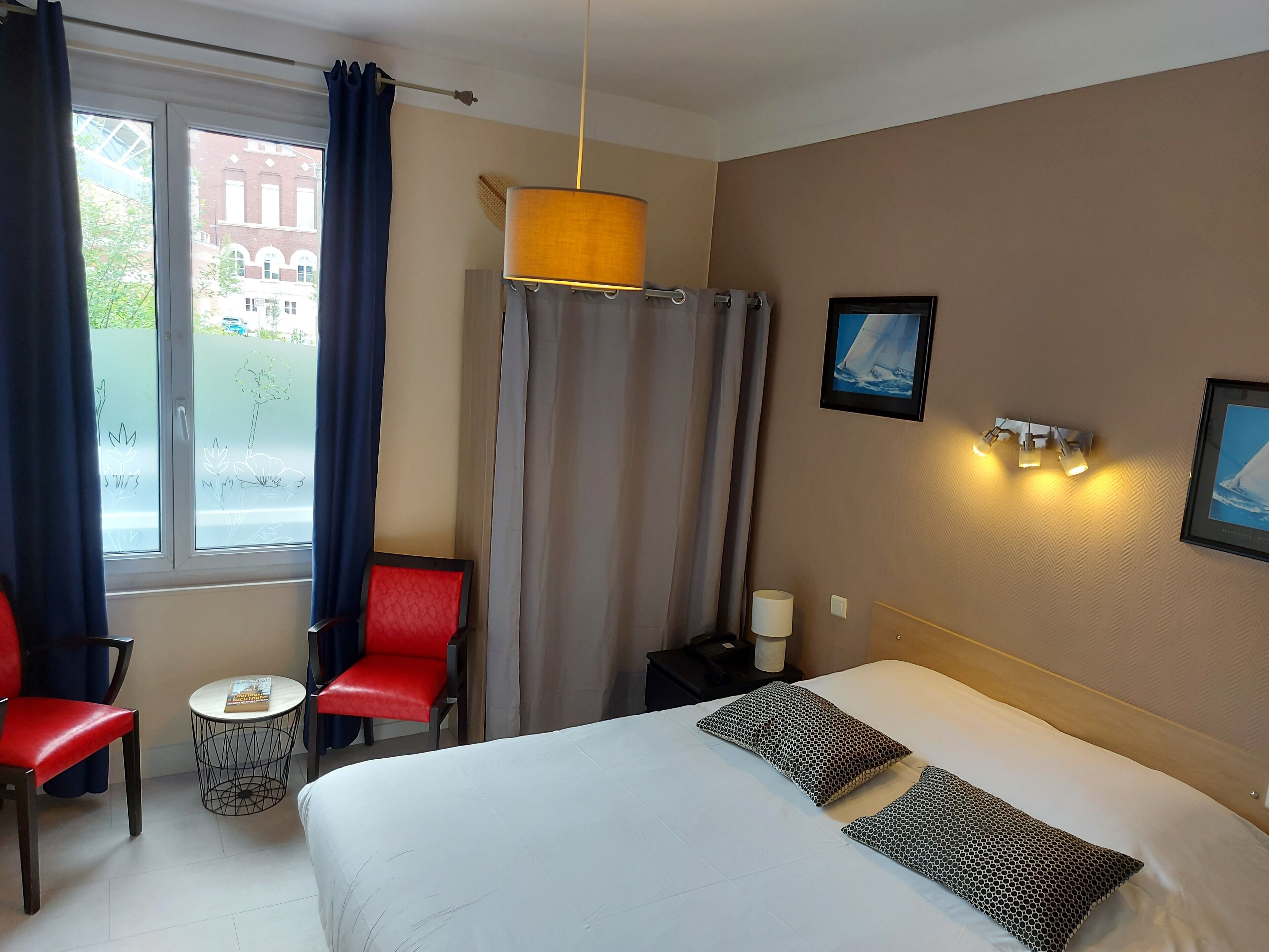 Comfort-Zimmer | Hochwertige Bettwaren, Minibar, Zimmersafe, Schreibtisch