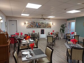 Petit déjeuner buffet (11.00 EUR par personne)