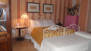 Premium bedding, desk, free WiFi