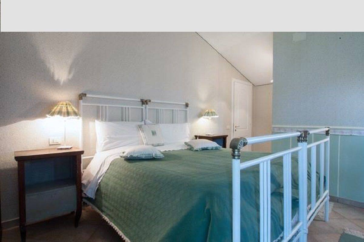 Premium bedding, desk, free WiFi