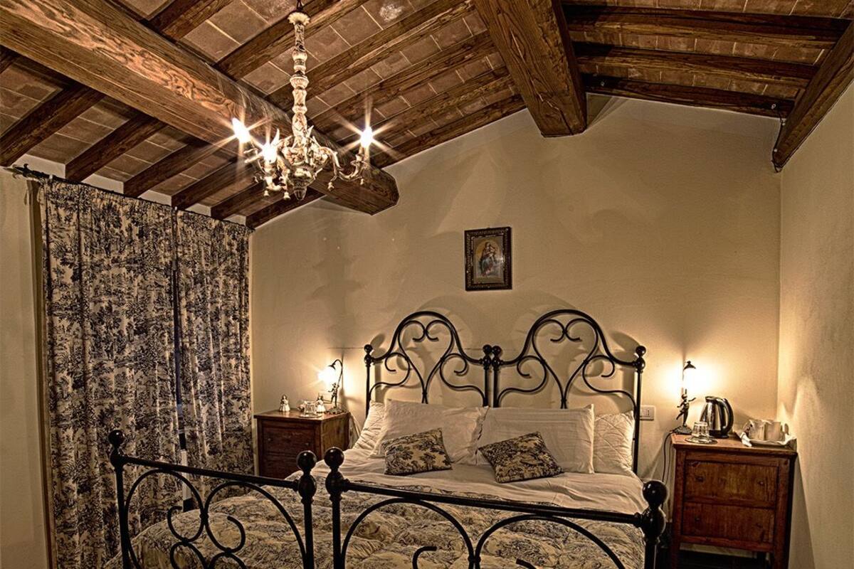 Premium bedding, desk, free WiFi