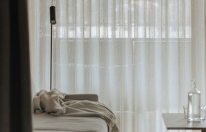 Premium-herbergi | Míníbar, skrifborð, myrkratjöld/-gardínur, ókeypis þráðlaus nettenging
