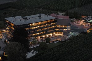 Vista frontal de la propiedad por la tarde o noche