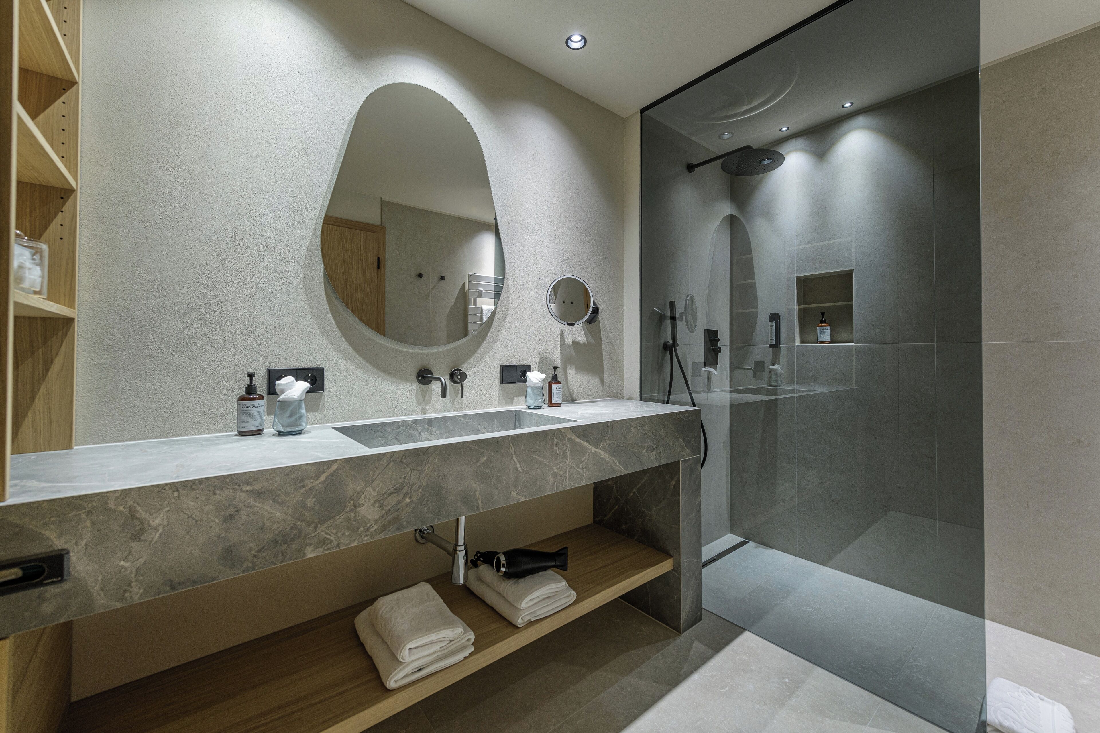 Venosta Suite | Bathroom | Free toiletries, hair dryer, bathrobes, bidet