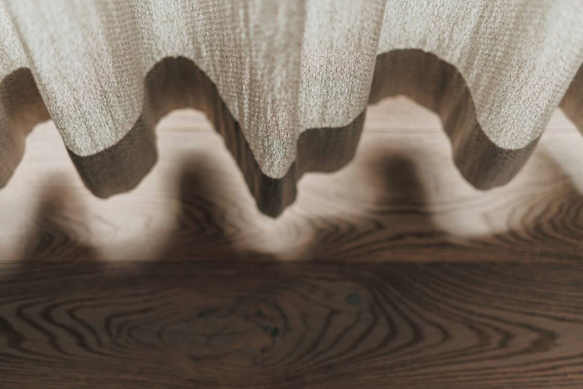 Een houten oppervlak bedekt met een stoffen doek.