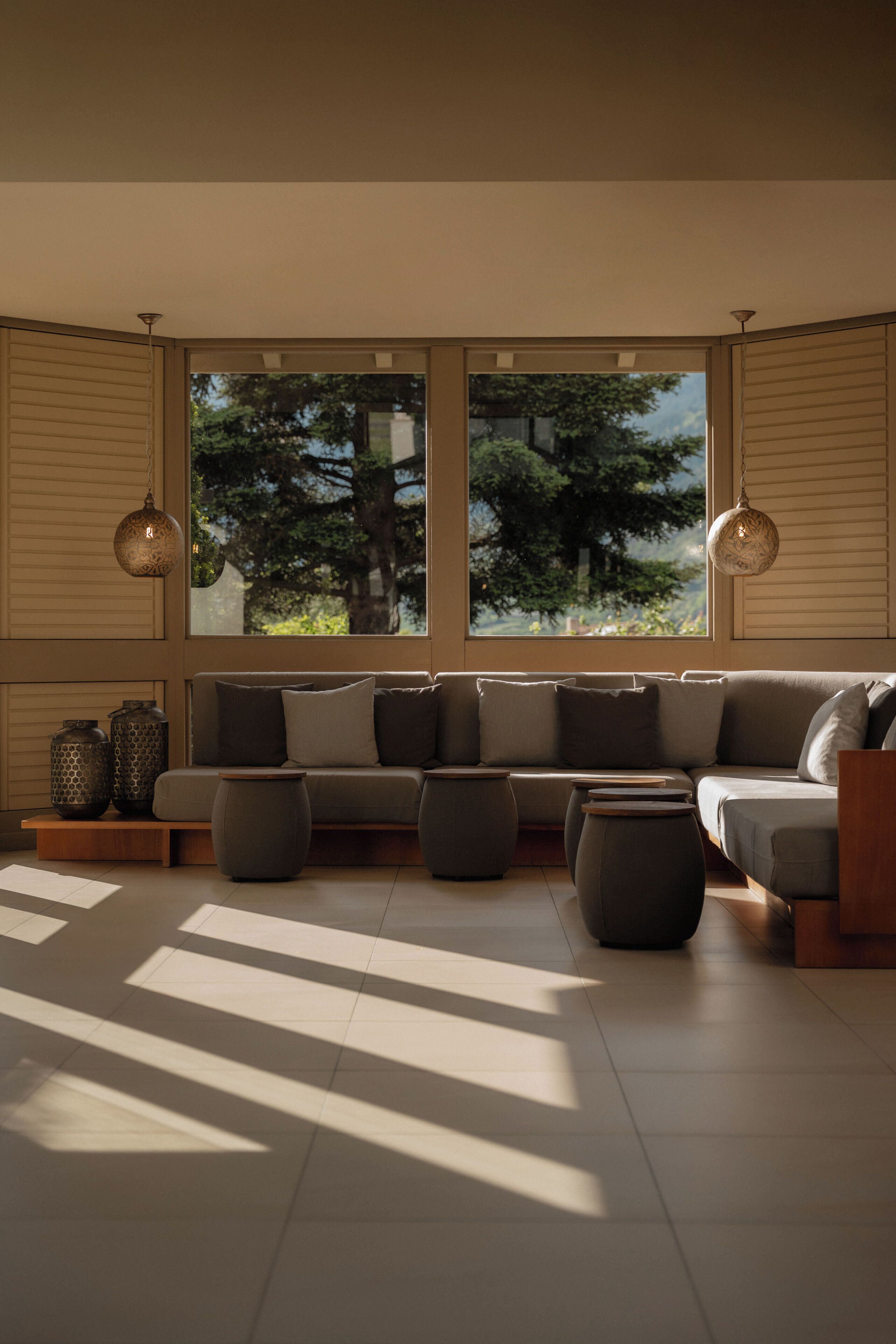 Lobby lounge
