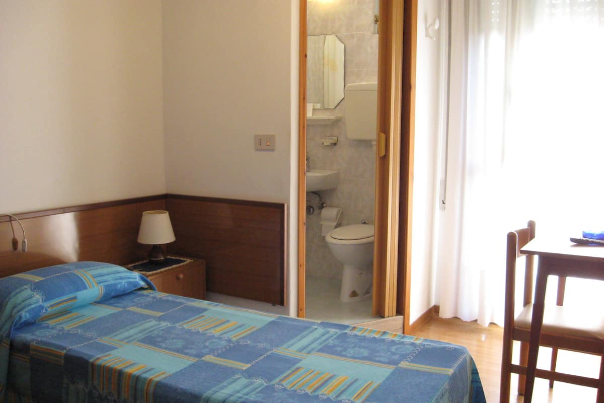 Kamar Single Basic, 1 Tempat Tidur Twin, ensuite | Meja kerja, Wi-Fi gratis, dan seprai linen