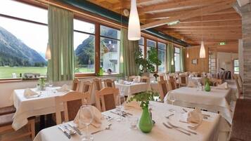 Breakfast, dinner served; local cuisine, alfresco dining