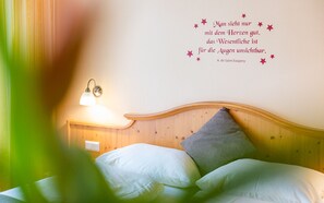 Hypo-allergenic bedding, in-room safe, individually decorated - Post Hönigwirt (Kirchschlag in der Buckligen Welt)