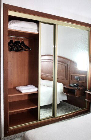 Studio (1 pax) | Free cots/infant beds, free WiFi, bed sheets - Tropical (Puerto de la Cruz)