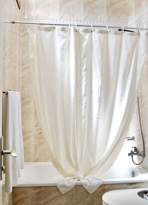 Ducha y bañera combinadas y artículos de higiene personal gratuitos