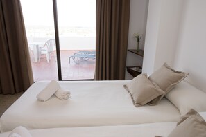 Caja de seguridad en la habitación y cortinas blackout 