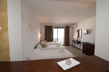 Studio (1-3 pax) | Private kitchen. Apartamentos Mestret
