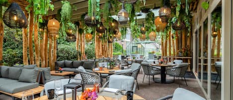 Aperto a colazione, cucina internazionale, con vista sul giardino 