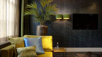 Signature Suite | Area keluarga | Smart TV 64-inci dengan saluran TV kabel dan Netflix