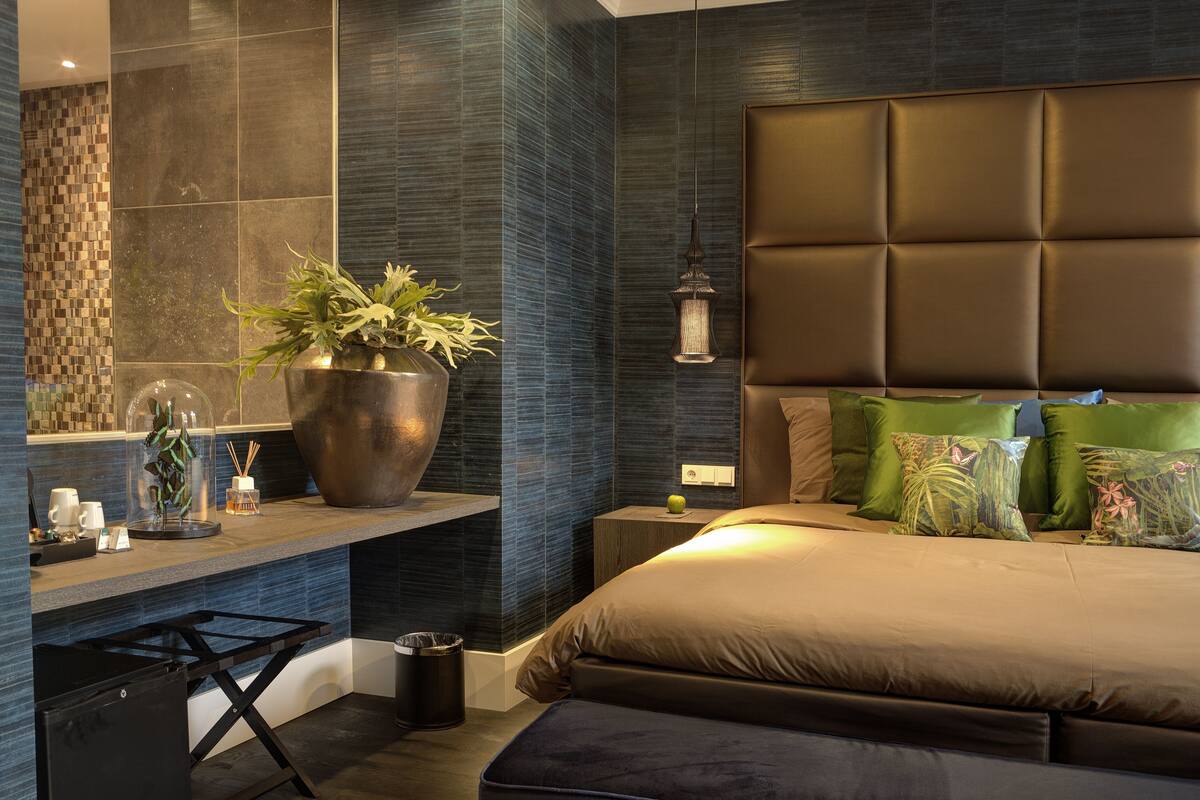 signature suite | 1 bedroom, premium bedding, pillow-top beds, free minibar items