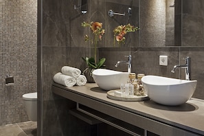 Junior Suite | Baño | Regadera, regadera tipo lluvia, amenidades de baño de diseñador