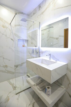 Family Room, Sea View | Bathroom | Combined shower/tub, free toiletries, hair dryer, bathrobes - Hotel New York (Vlorë)