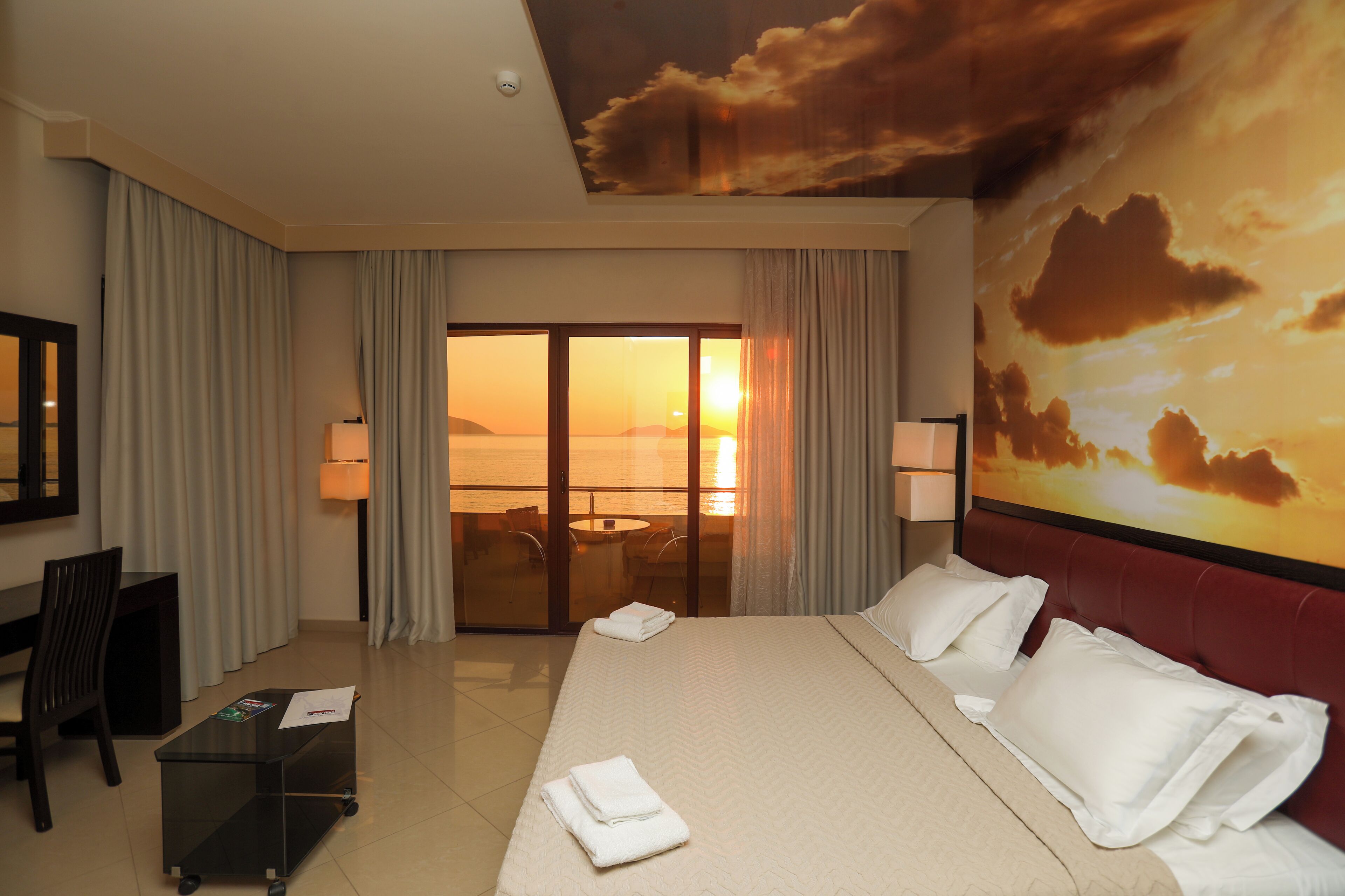 Habitación Deluxe doble, vistas al mar | Ropa de cama de alta calidad, colchones Select Comfort, minibar