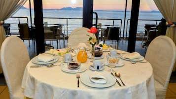 2 restaurants servant le petit déjeuner, spécialités Cuisine italienne