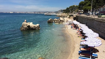 Plage privée, cabines gratuites, chaises longues, parasols