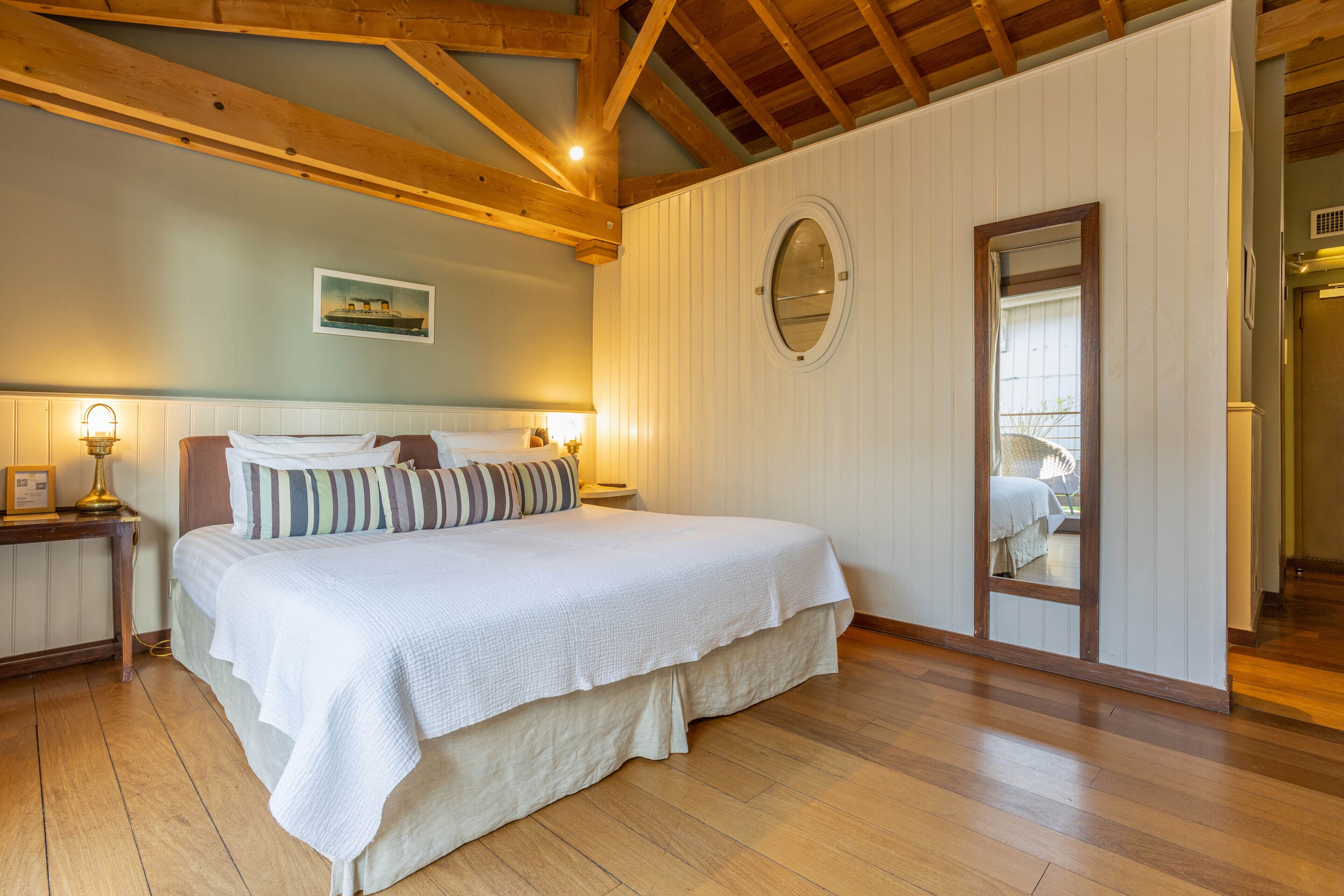 cosy room | premium bedding, minibar, in-room safe, desk