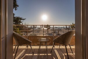 Habitación, vistas al mar | Ropa de cama de alta calidad, minibar, caja fuerte y escritorio