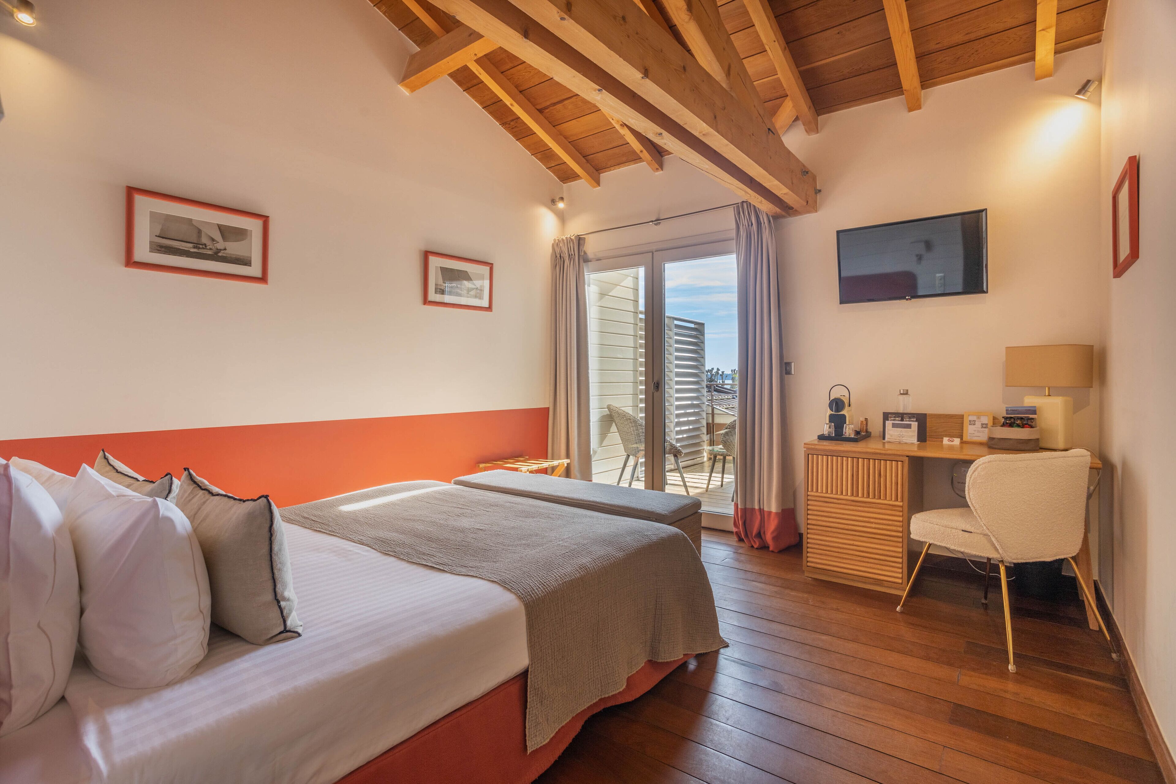 cocoon room with sea view | premium bedding, minibar, in-room safe, desk