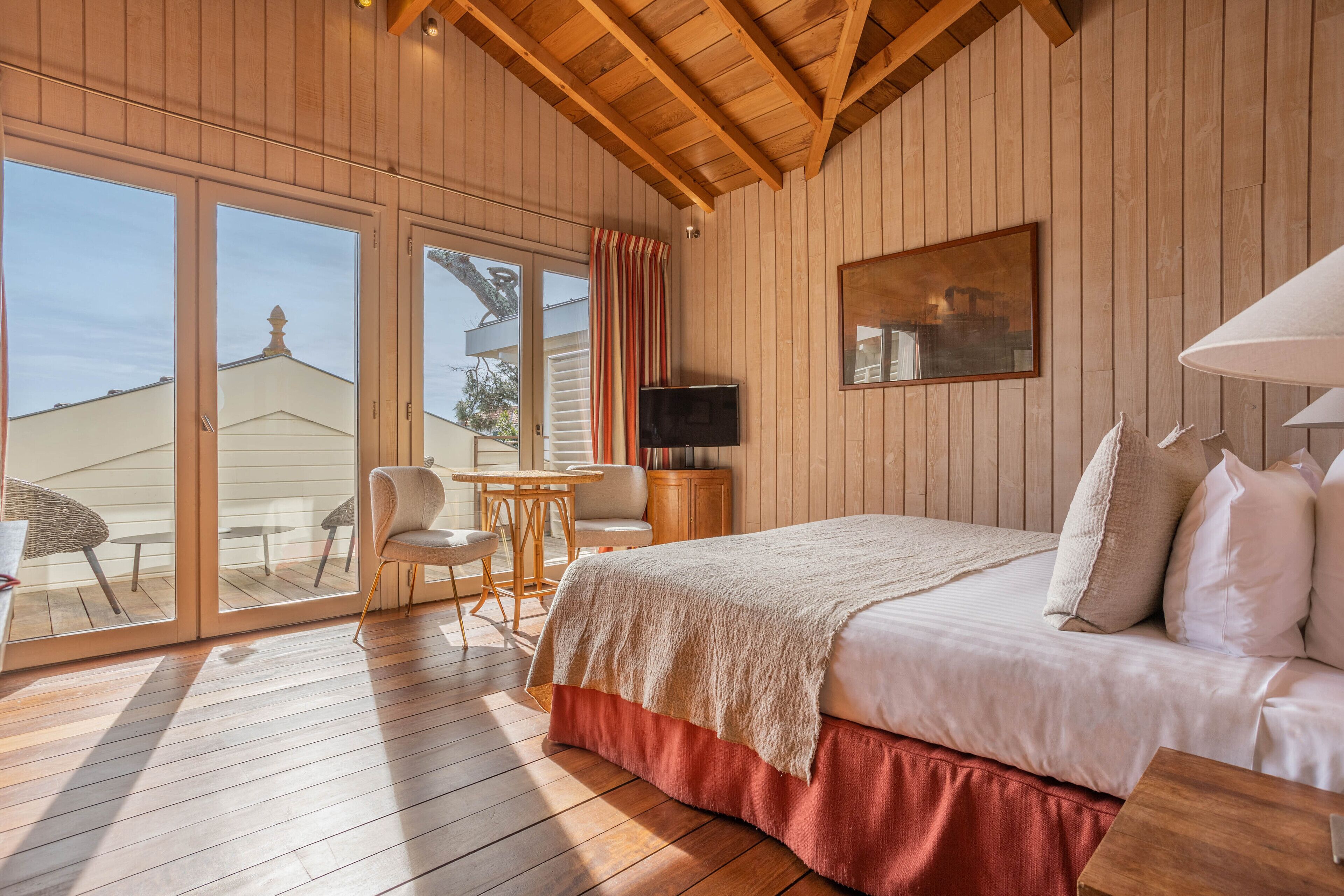 romance room | premium bedding, minibar, in-room safe, desk