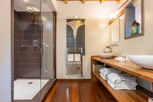 Habitación doble, vistas al jardín | Baño | Artículos de higiene personal gratuitos, secador de pelo y albornoces