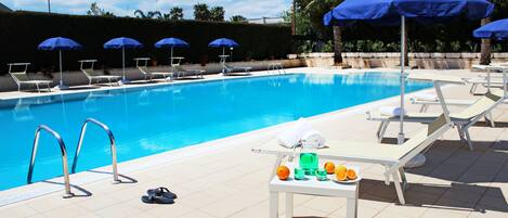 Außenpool, Sonnenschirme