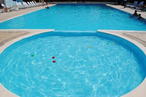 Piscine extérieure, parasols